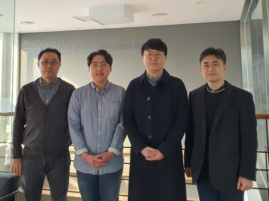 다기능 촉각센서와 AI 기술을 융합해 사람의 촉각 감성을 인지할 수 있는 '아바타 기술'을 개발한 장재은 DGIST 교수(왼쪽부터), 심민경 박사, 임성호 박사, 최지웅 교수 등이 기념촬영을 하고 있다.  DGIST 제공